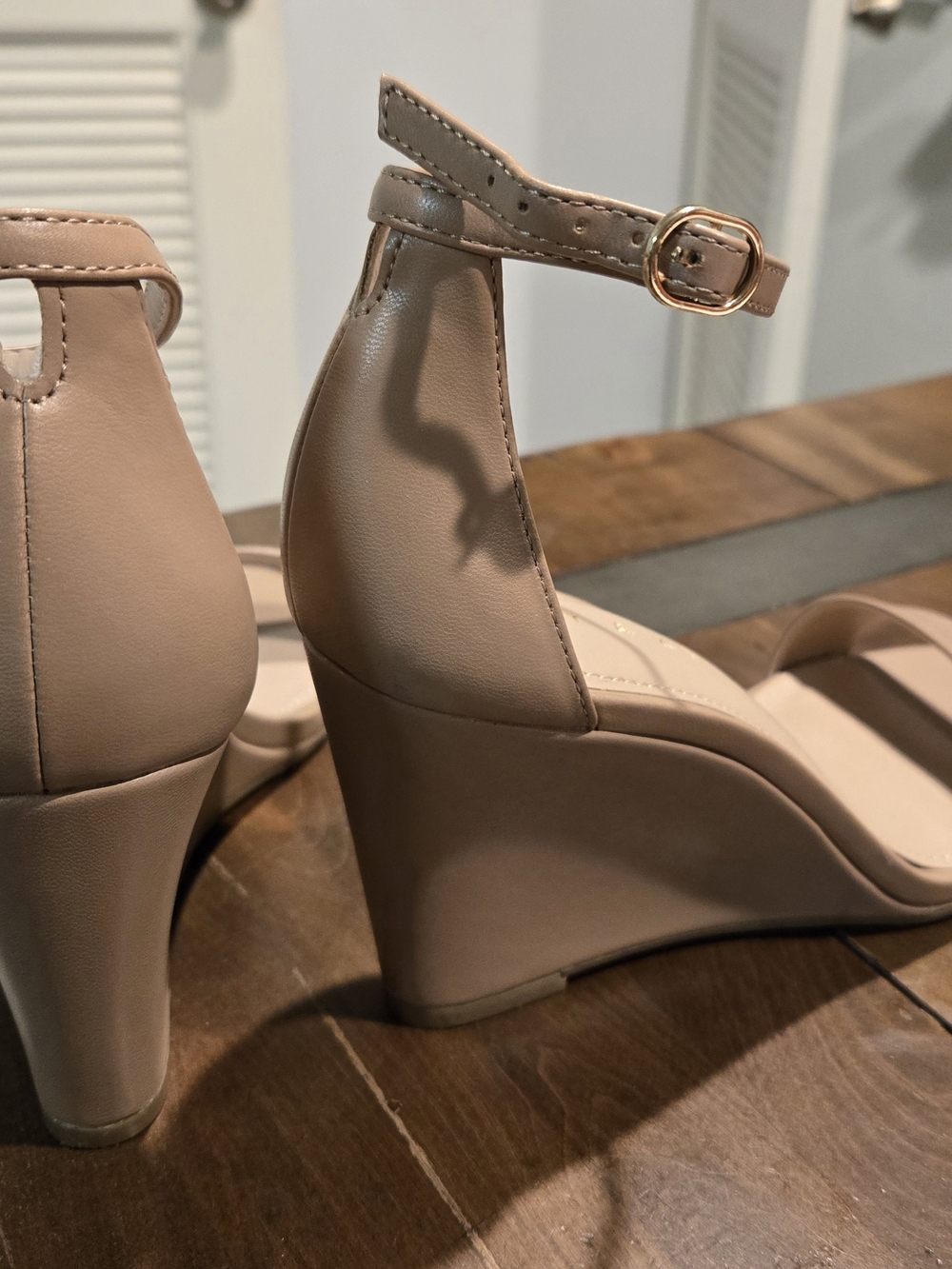 Ankle-Strap Wedge Sandals With Sexy Peep Whole in Nude